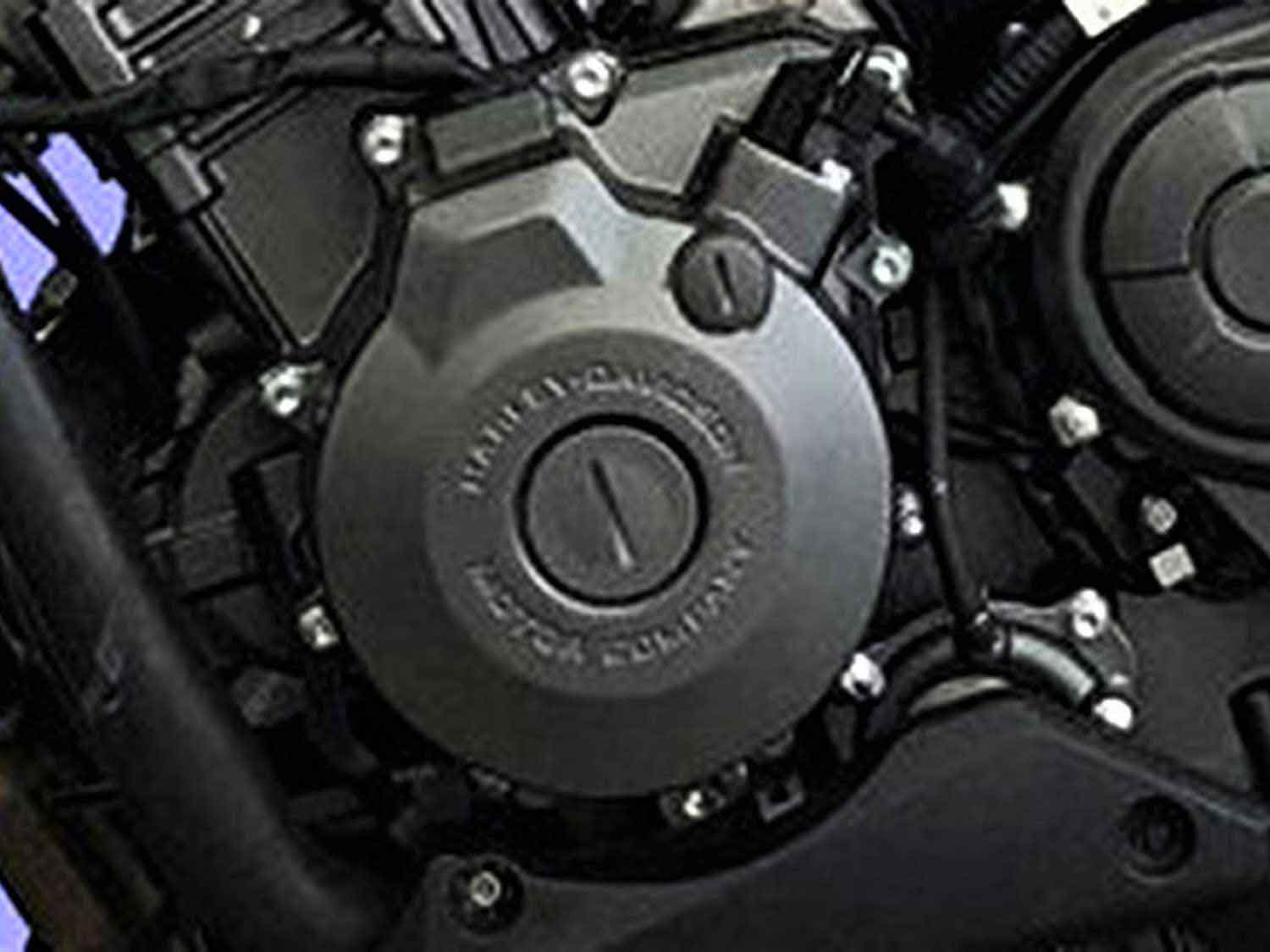 Na foto lateral esquerda do modelo QJ350, podemos ver gravado na tampa do motor a frase “Harley-Davidson Motor Company”. Foto: Divulgação