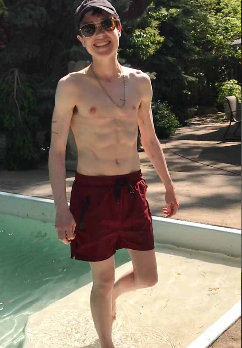 Elliot Page posta primeira foto sem camisa após transição de gênero. Foto: Reprodução Instagram