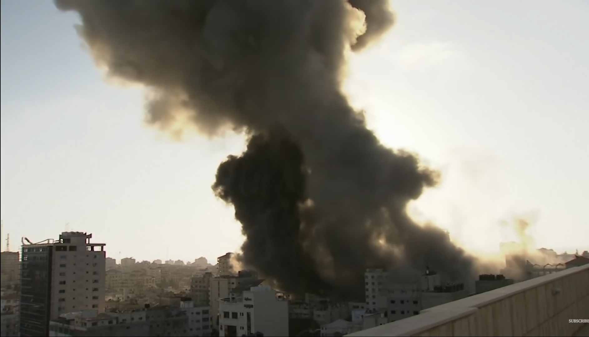 Repórter se desepera em transmissão ao vivo por bombardeio em Gaza. Foto: Reprodução Youtube