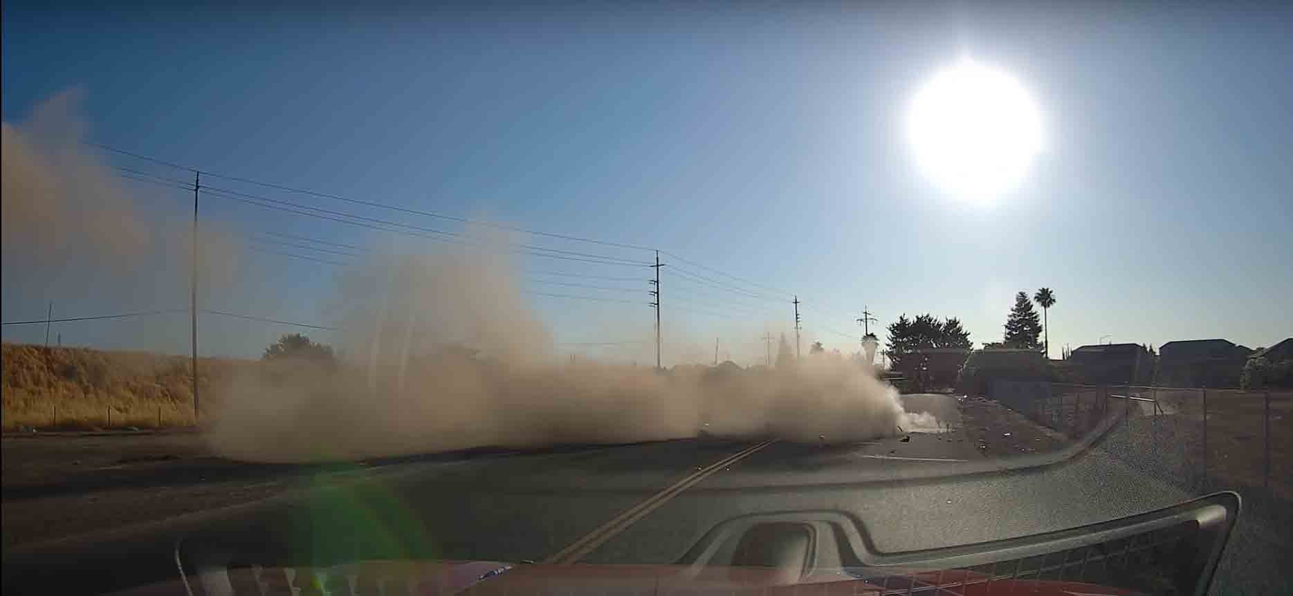Carro bate em rodovia e voa  em um vídeo chocante. Foto: Reprodução Youtube