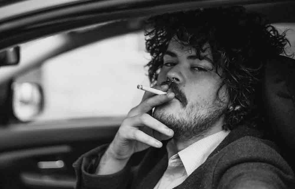 Atirar a bituca de cigarro pela janela carro, pode dar multa de R$ 1.200 e prisão. Foto: Pexels