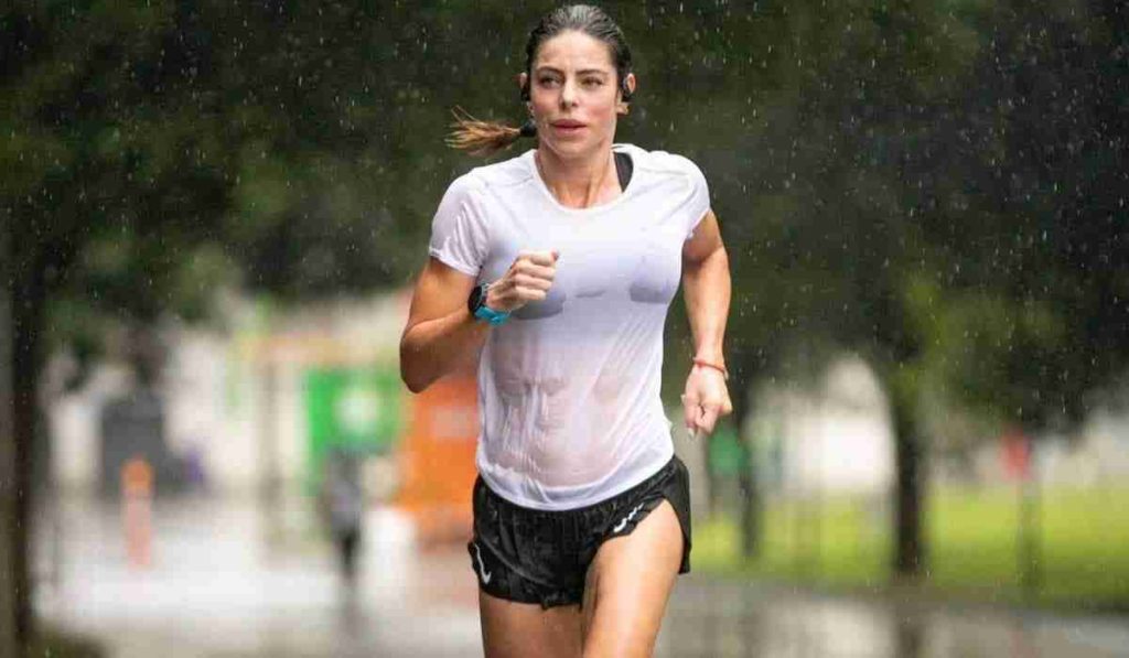 Daniella Cicarelli Exibe Corpo Sarado Ao Correr Na Chuva Lavar A Alma