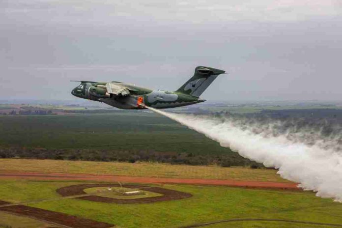 Embraer testa KC 390 como avião bombeiro