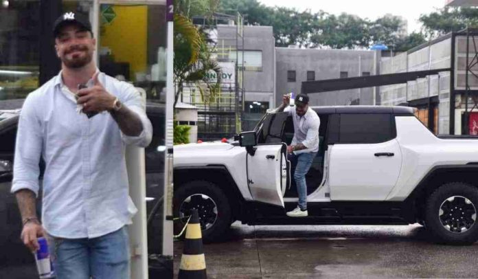 Felipe Titto Flagrado Andando Carro De R Milh Es Em Sp