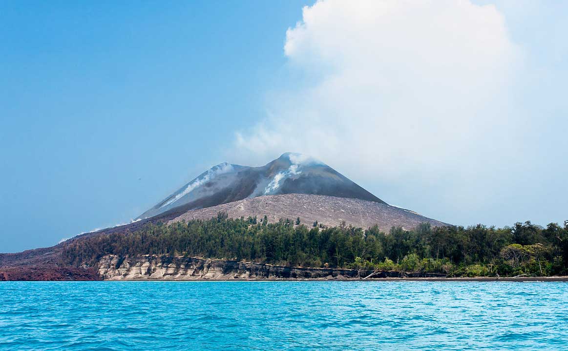 Anak Krakatoa, que surgiu após a erupção de 1883. Foto: Wikipedia