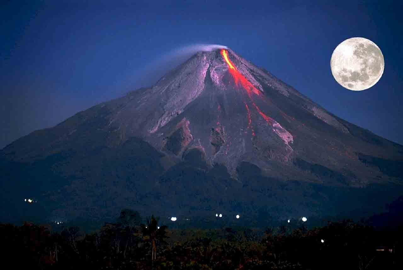 Dupla erupção do vulcão indonésio Merapi faz coluna de fumaça de seis quilômetros
