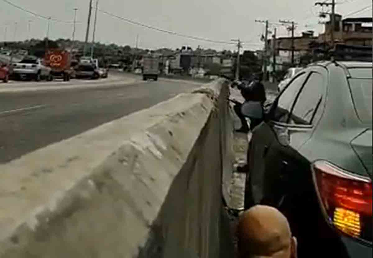 Vídeo: Motoristas ficam em meio a tiroteio na Avenida Brasil. Foto: reprodução Twitter