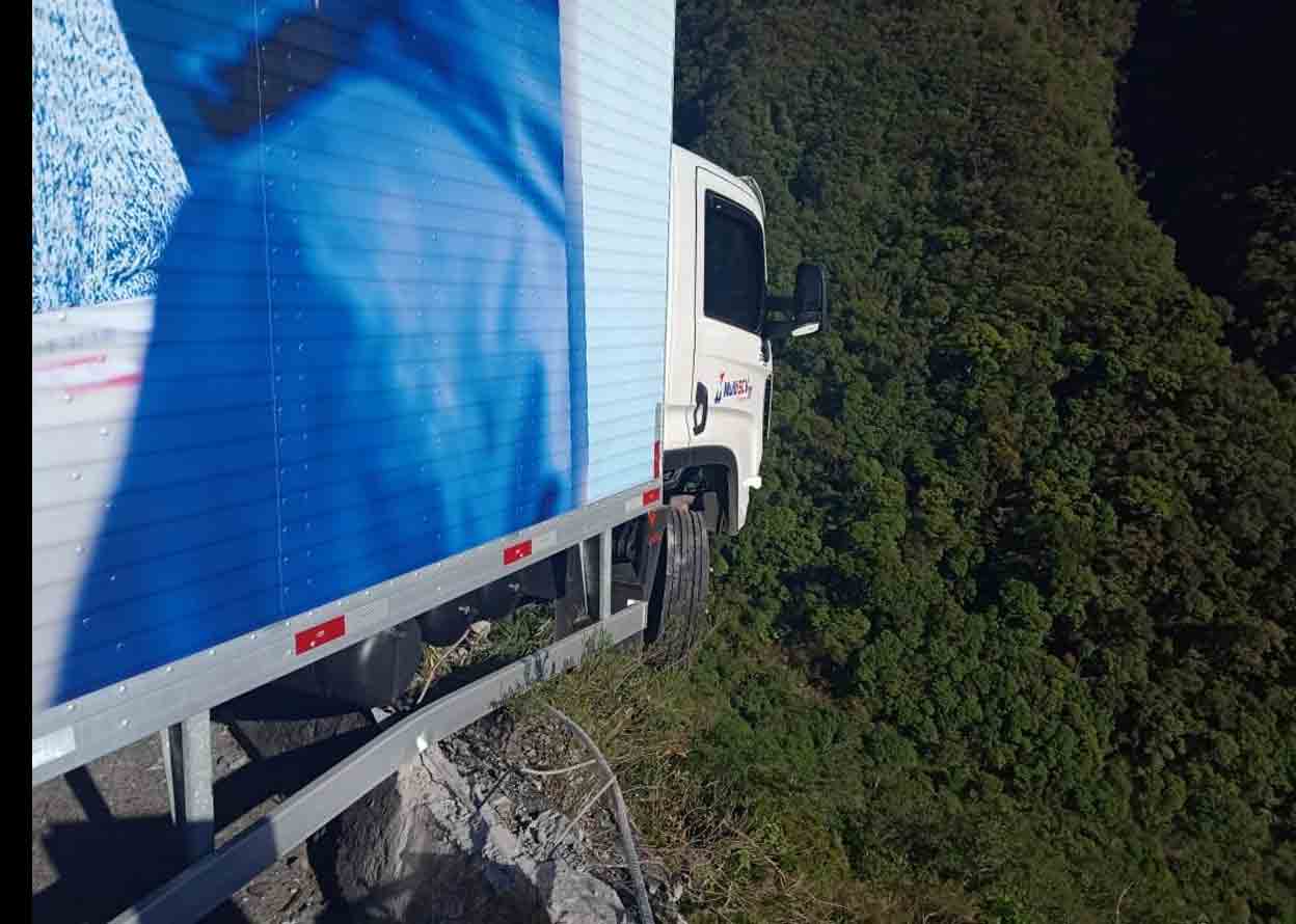 Caminhão  fica pendurado em penhasco na Serra do Rio do Rastro. Foto: PMRv/Divulgação