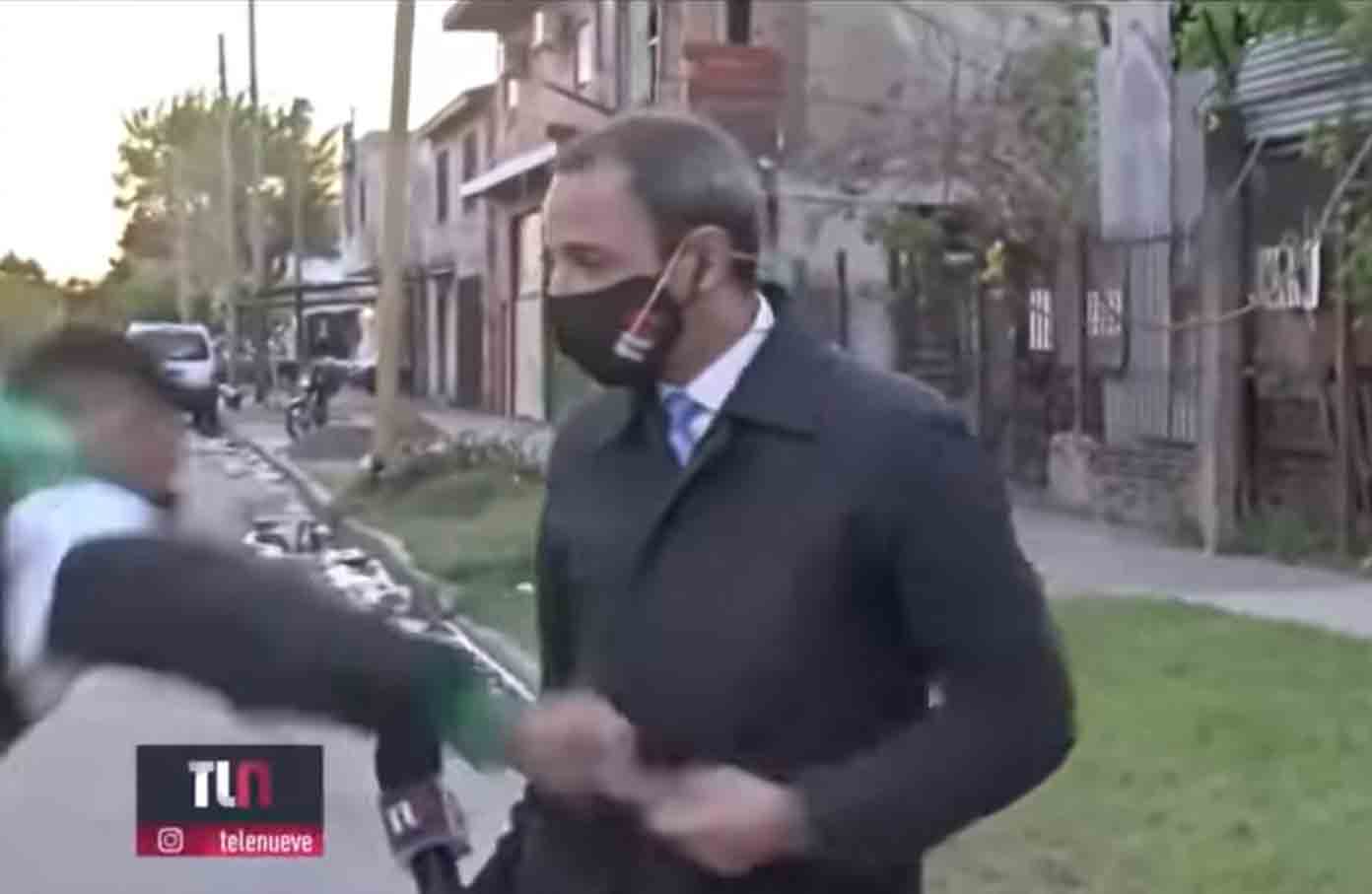 Telefone de jornalista argentino roubado pouco antes da transmissão ao vivo em Buenos Aires. Foto: Reprodução Ypooutube