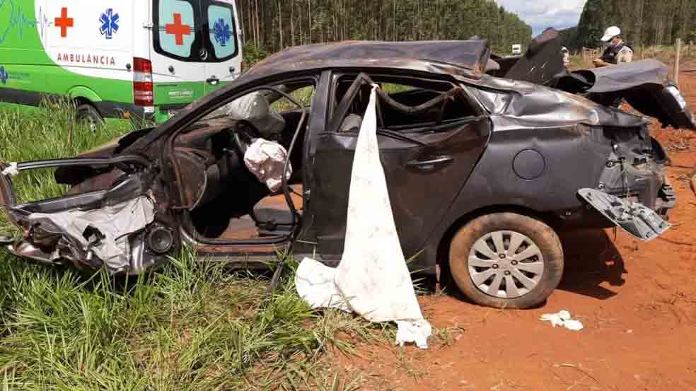 Idoso morre após dormir ao volante e capotar veículo em Douradoquara; neto ficou ferido. PMR/ Divulgação