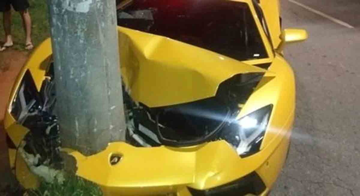 Motorista bate Lamborghini em poste e foge sem o carro no bairro Milionários em Belo Horizonte. FOTO: REPRODUÇÃO/RECORD TV MINAS