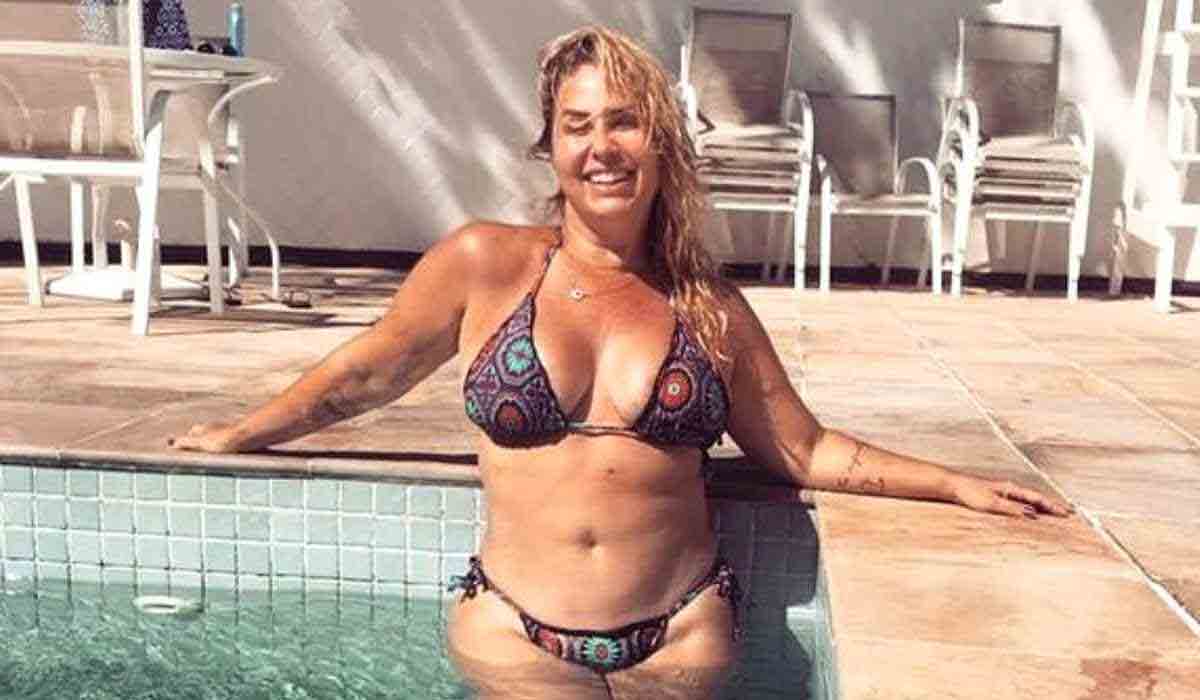 Andréa Sorvetão posa de biquíni e fãs elogiam ‘corpo real’ da ex-paquita (Foto: Reprodução/Instagram)