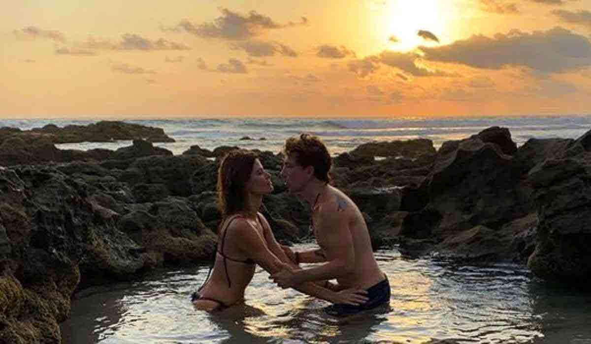 Di Ferrero e esposa curtem piscina natural durante viagem à Costa Rica (Foto: Reprodução/Instagram)