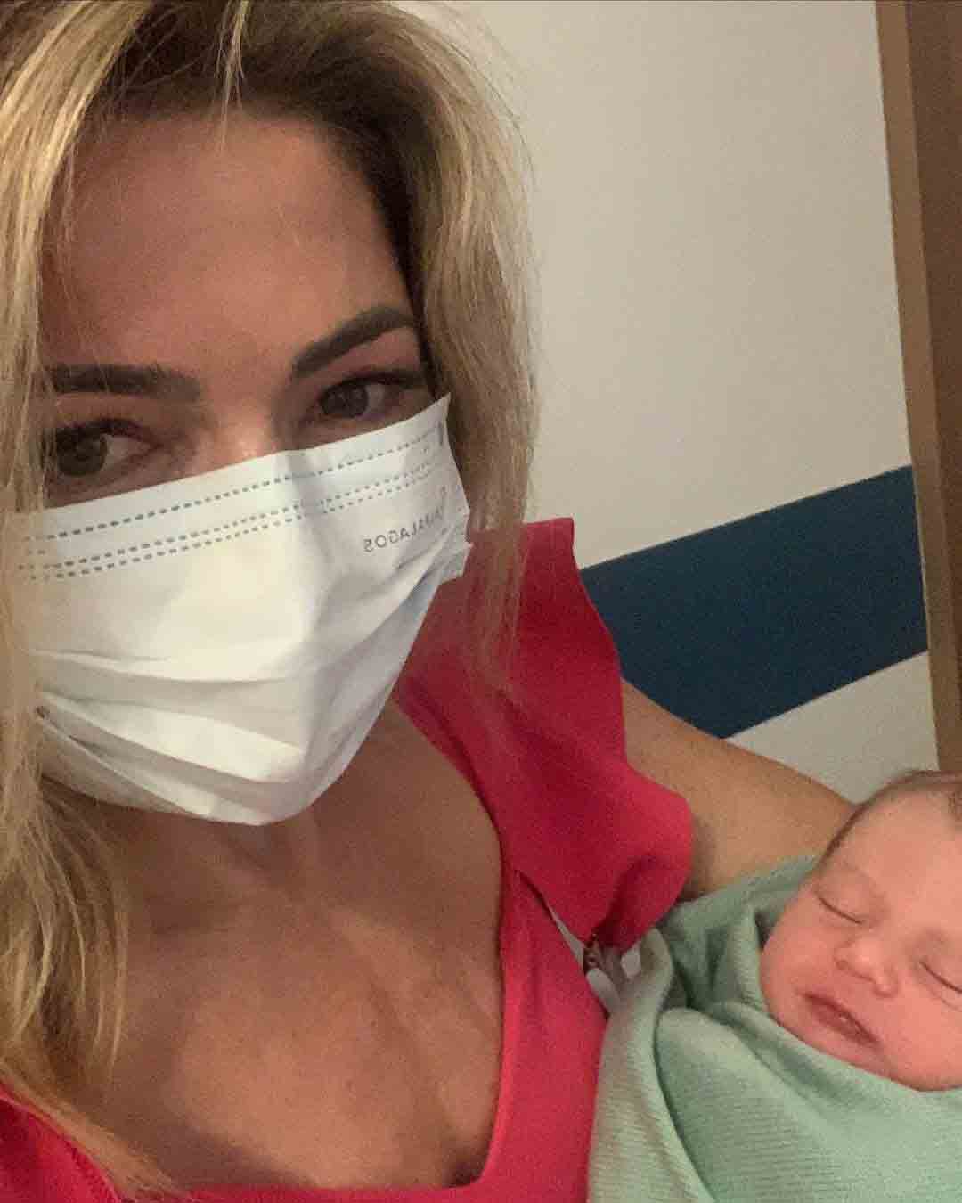 Mãe de Lucas Lucco posa com o neto e se derrete - Reprodução/Instagram