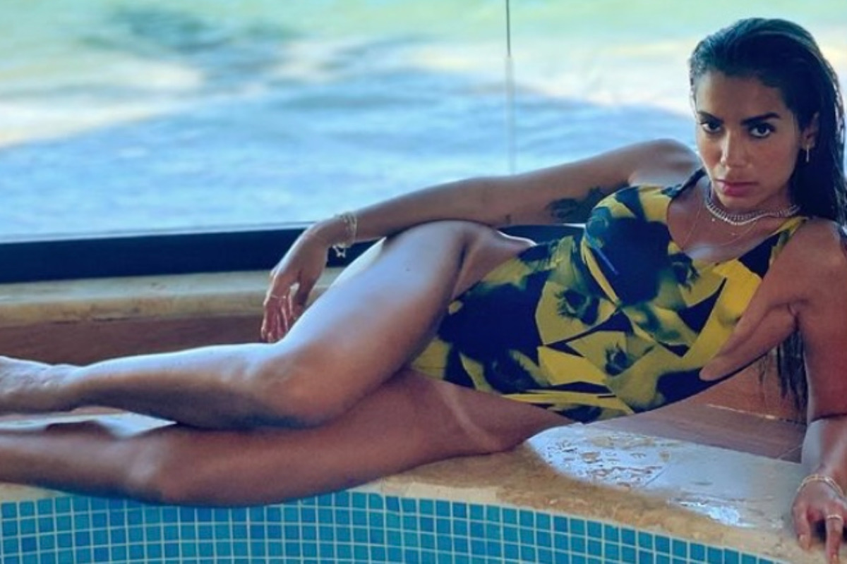 Anitta posa de maiô e exibe marquinha de bronzeado (Foto: Reprodução/Instagram)