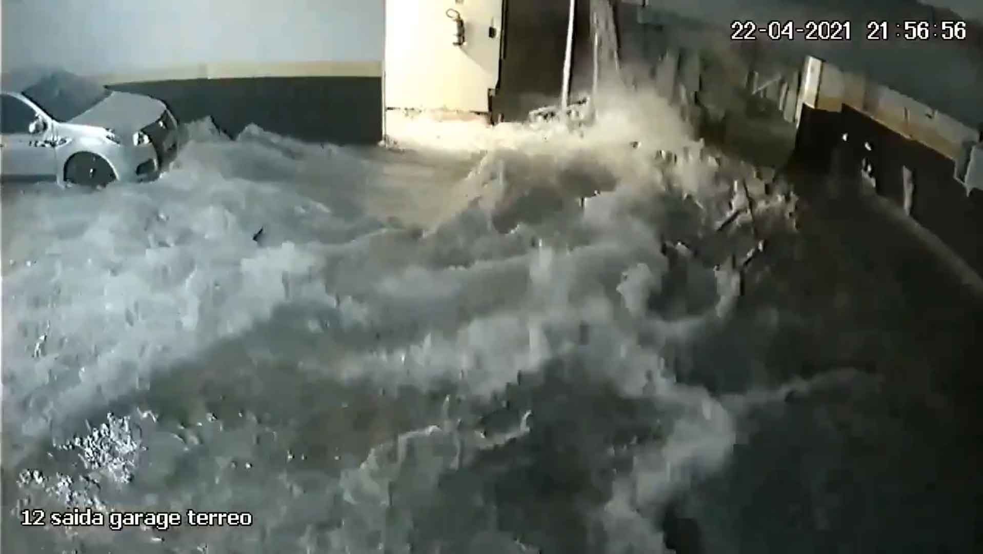Piscina desaba sobre a garagem em edifício de luxo no ES; Veja o vídeo. Foto: Reprodução Twitter