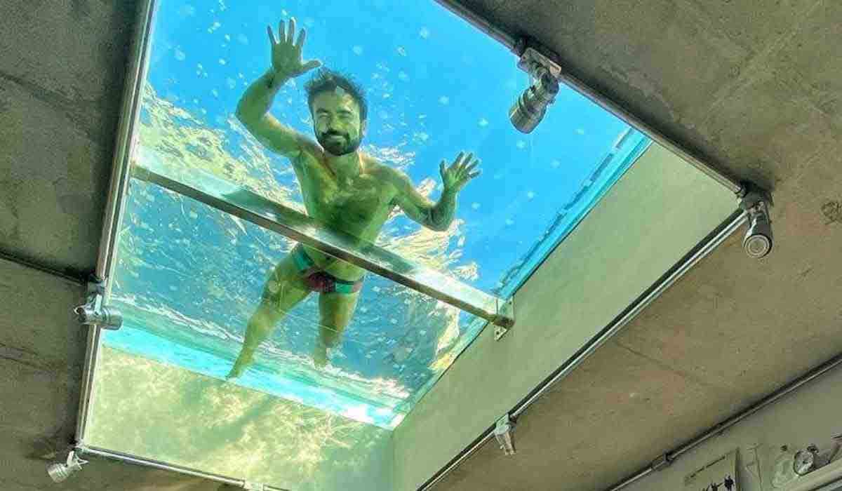 Filho do Mauricio de Sousa posa nadando em piscina no teto de sua sala (Foto: Reprodução/Instagram)
