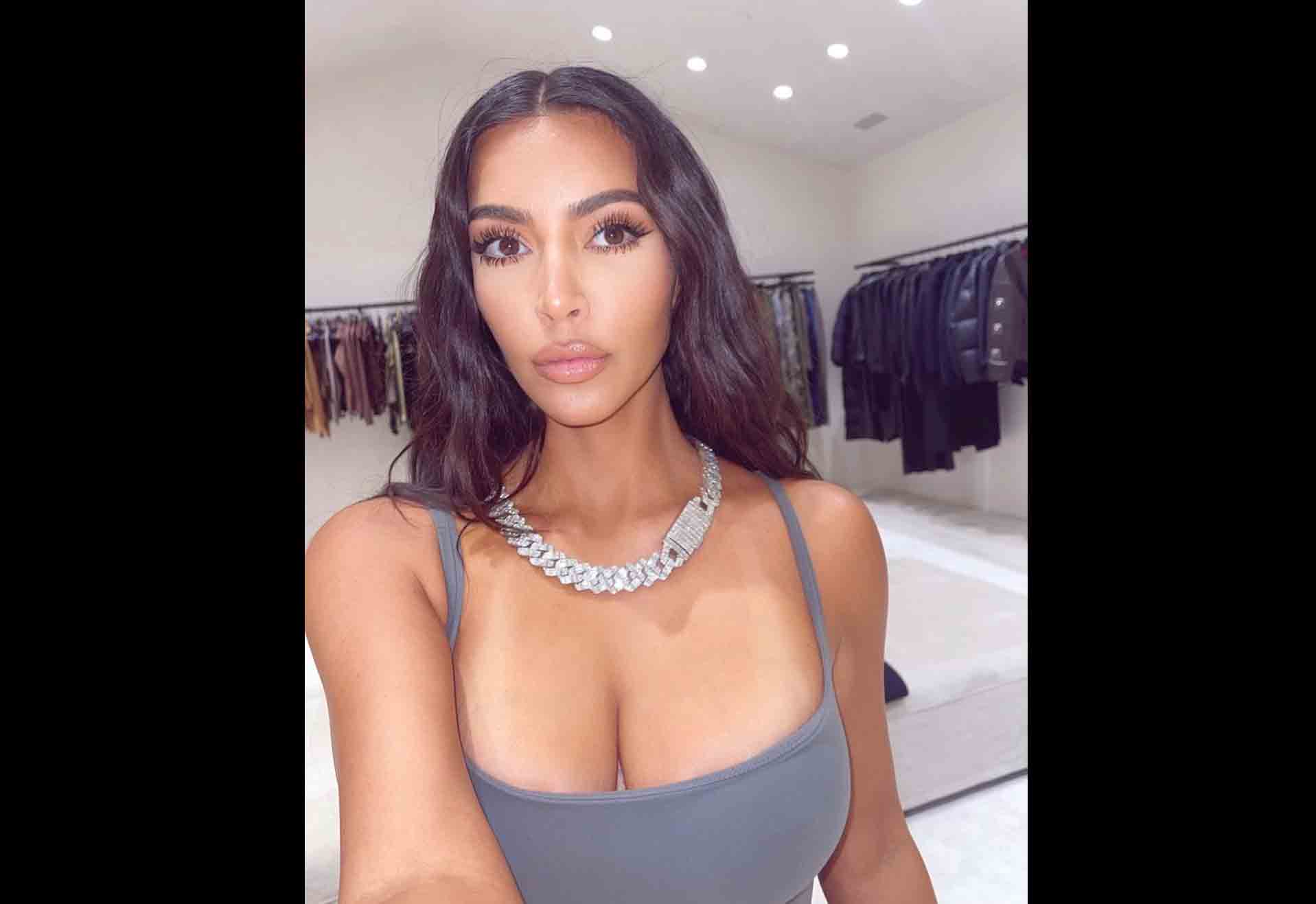 Kim Kardashian leva bronca dos seguidores após posar com colar de diamantes de R$ 850 mil (Foto: Reprodução/Instagram)