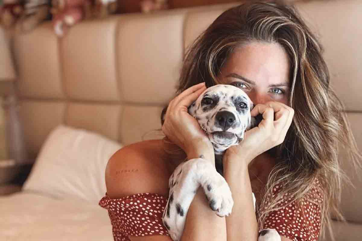Giovanna Ewbank posa com a nova cachorrinha da família: "Deixando o meu dia mais leve" (Foto: Reprodução/Instagram)