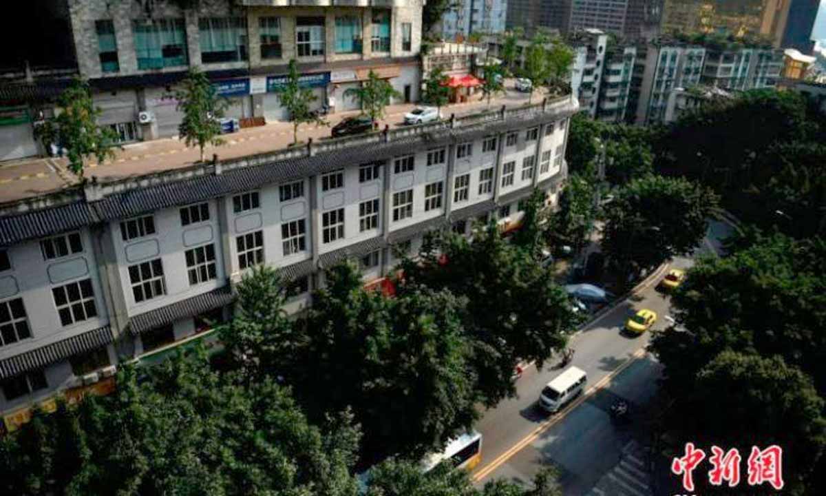 Este estranho prédio na China tem uma rua em seu telhado. Foto: Chinanews