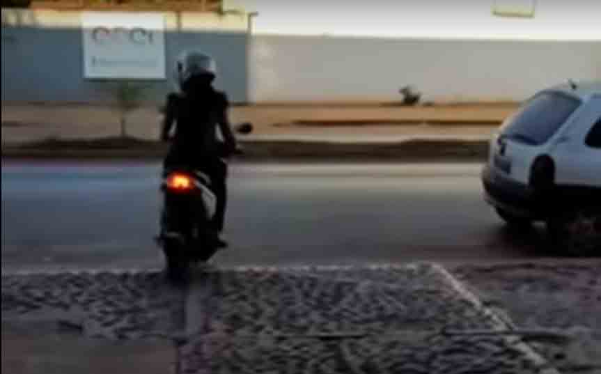 Mulher é atropelada ao deixar concessionária com moto nova; veja o vídeo. Foto: Reprodução Youtube