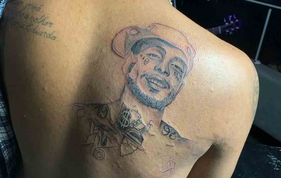 MC Brinquedo faz tatuagem em homenagem a MC Kevin. Foto: reprodução Instagram