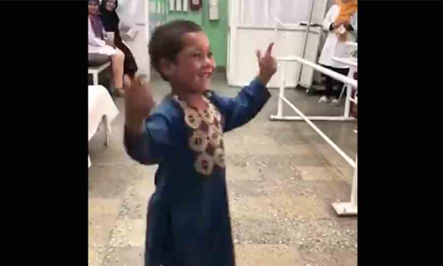 Garotinho amputado dança depois de ganhar prótese e vídeo emociona a web. Foto: Reprodução Twitter