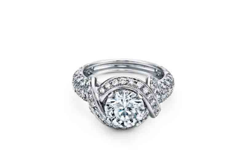 Tiffany & Co. Schlumberger, Tiffanny Preço: R$ 415 mil Possui um diamante central em lapidação brilhante rodeado por pavé de diamantes e aro em platina com diamantes.