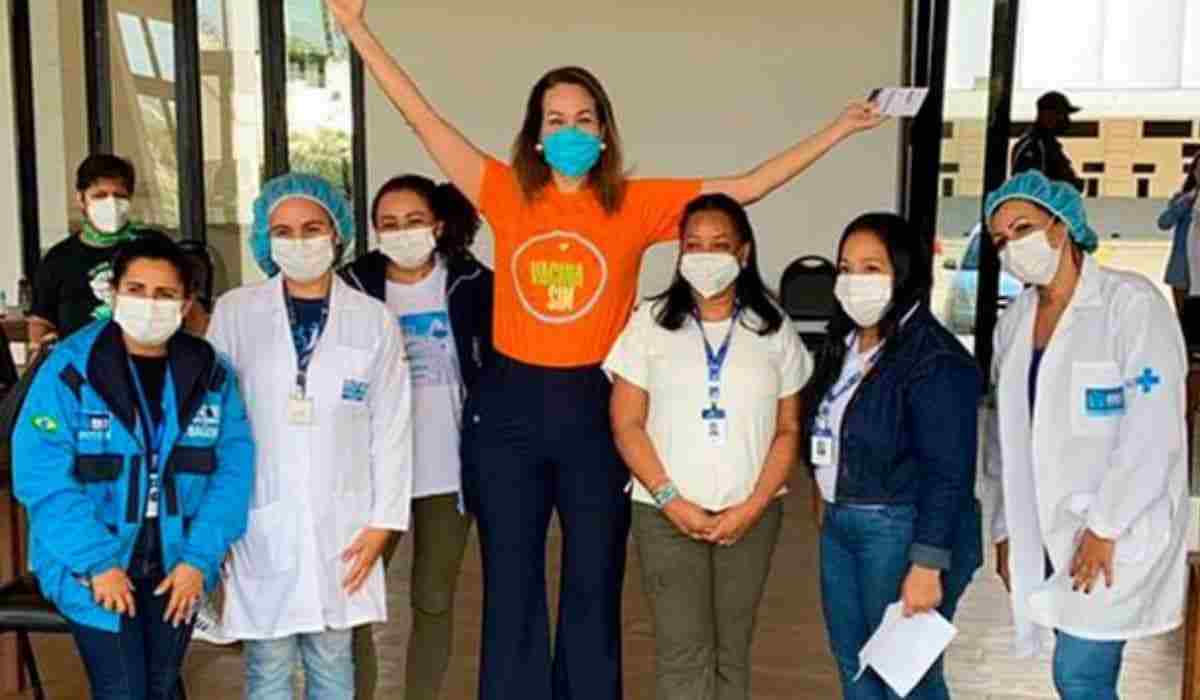 Maria Beltrão é vacinada contra covid-19 e sua altura surpreende a web