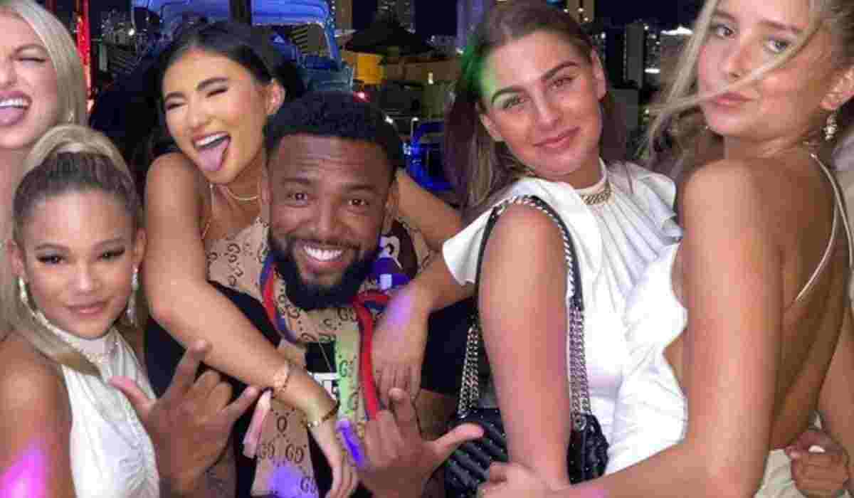 Nego do Borel posa com mulheres em boate de Miami após ex assumir novo namoro