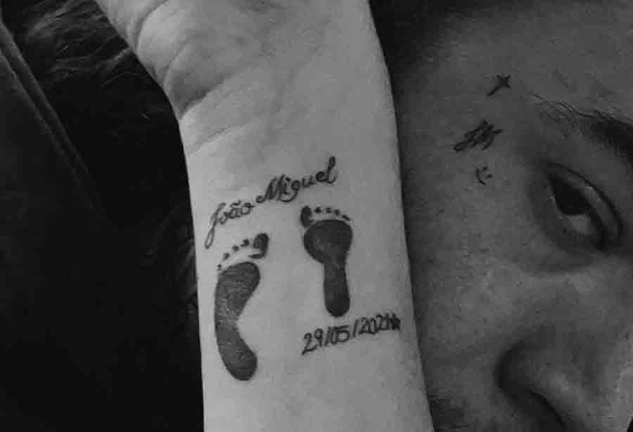 Whindersson Nunes e Maria Lina fazem tatuagem em homenagem a João Miguel. Foto: Reprodução Instagram