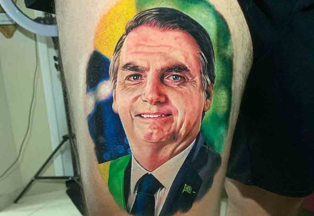 Homem tatua rosto de Bolsonaro na coxa; veja o vídeo. Foto: Reprodução Instagram