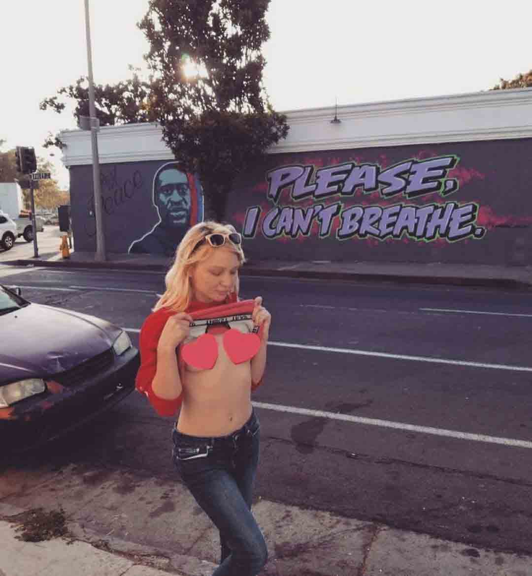 atriz sofria ataques nas redes sociais após compartilhar uma foto de topless em frente a um mural com homenagem a George Floyd. Foto: Reprodução Instagram