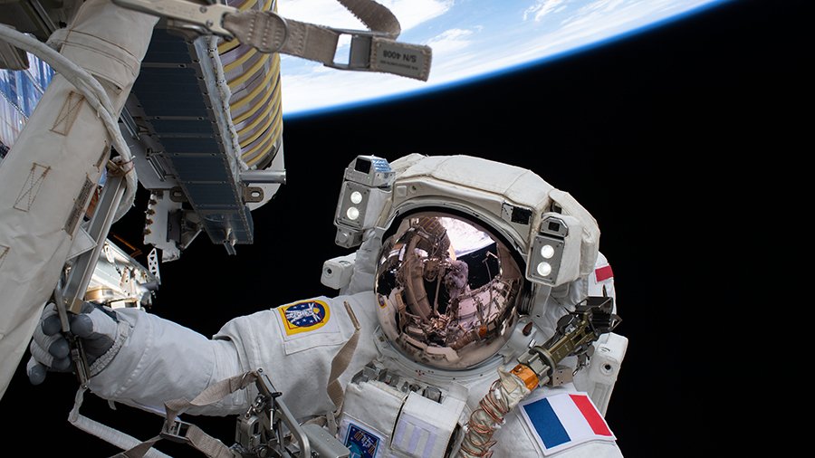 Astronautas da ISS terminam instalação de painéis solares em nova caminhada espacial