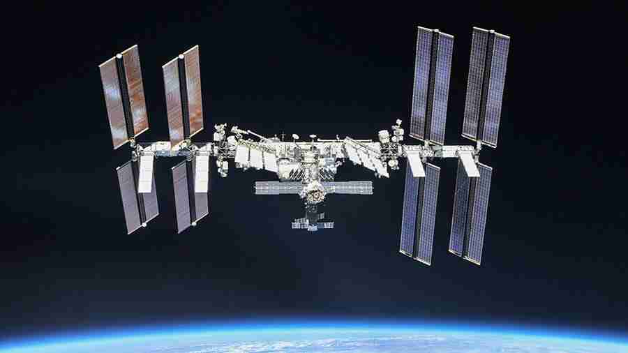 Astronautas iniciam instalação de novos painéis solares na ISS