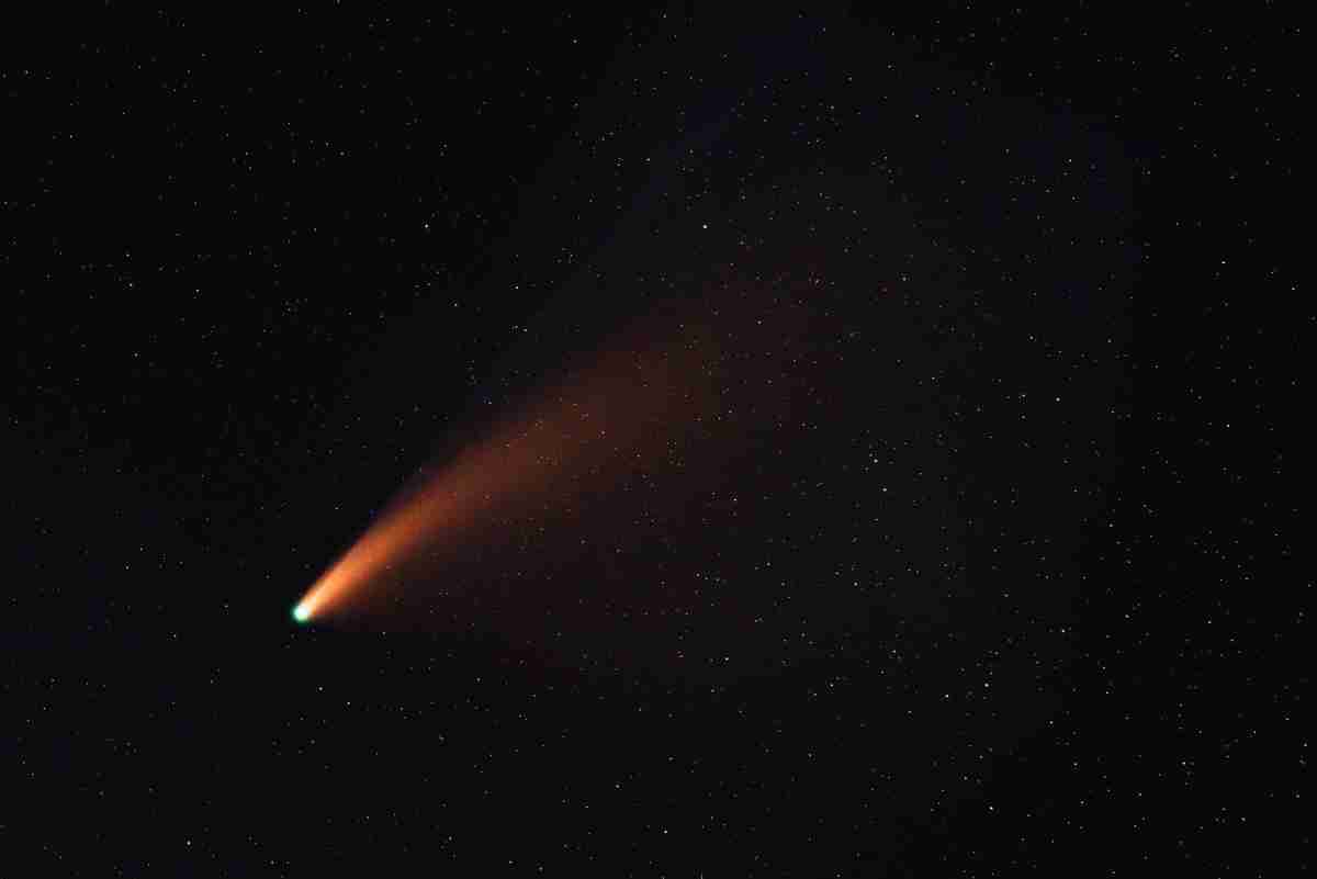 Cometa de grandes dimensões irá passar por dentro do Sistema Solar