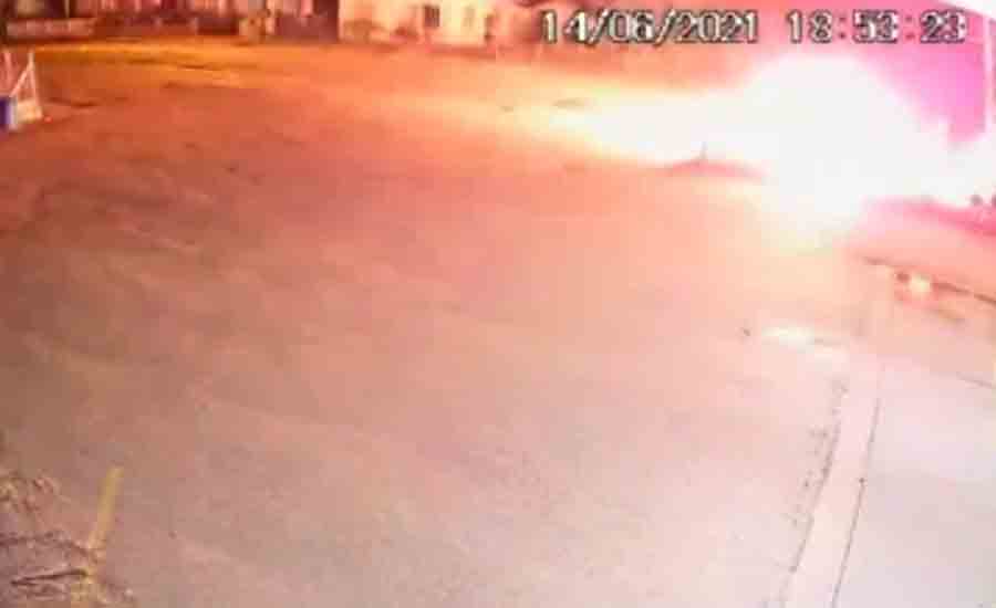 Batiada frontal de motos causa explosão e deixa feridos graves em Brusque (SC); veja o vídeo. Foto: Reprodução