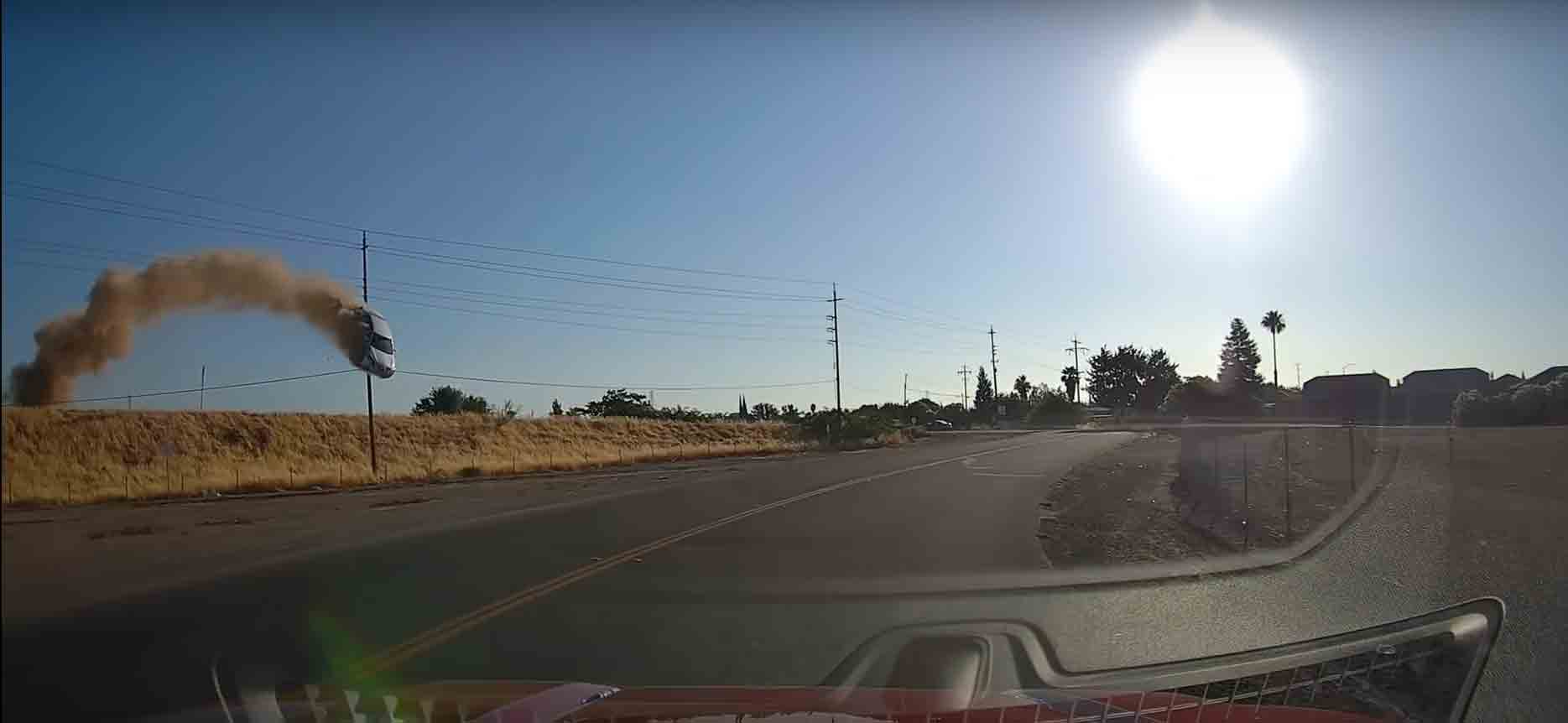 Carro bate em rodovia e voa  em um vídeo chocante. Foto: Reprodução Youtube