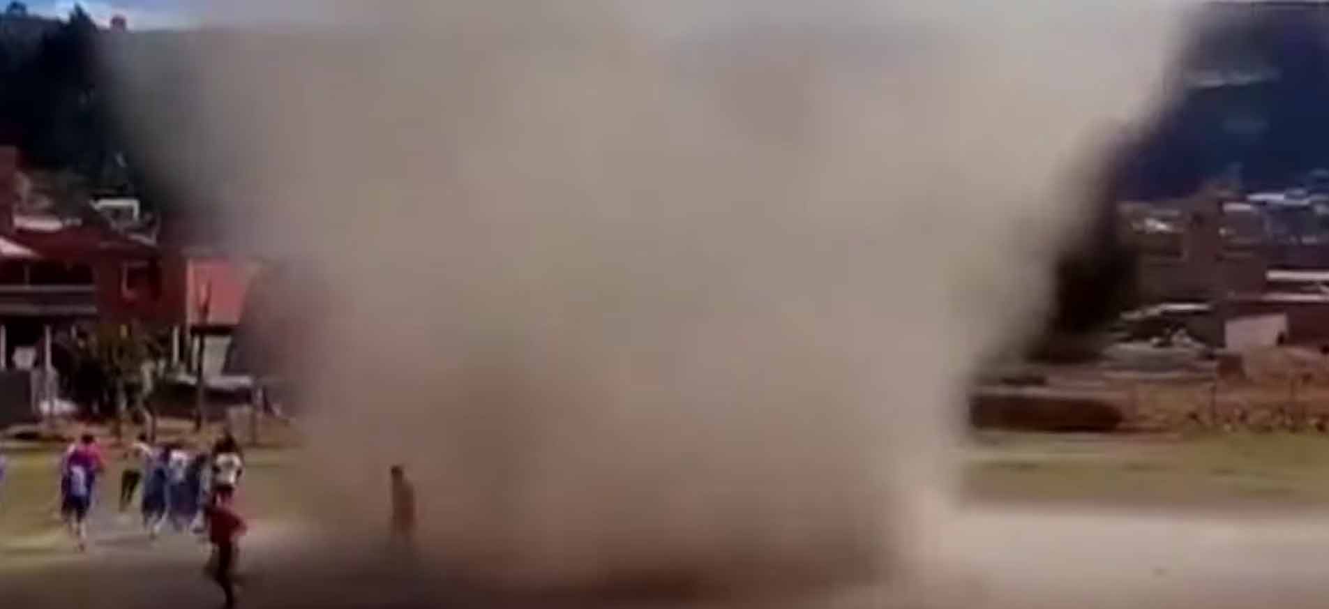 Tornado irrompe jogo de futebol na Bolívia e se torna viral. Foto: Reprodução Youtube