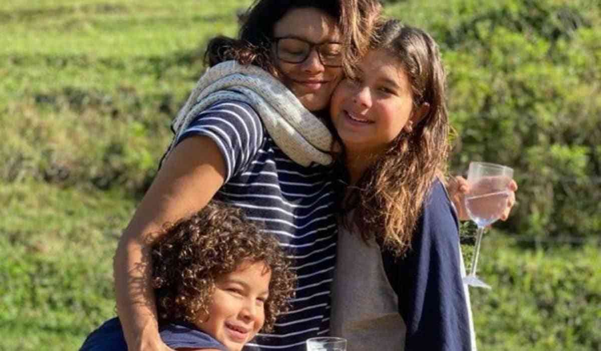 Dira Paes posta clique ao lado dos filhos: 'melhor abraço do mundo' (Foto: Reprodução/Instagram)