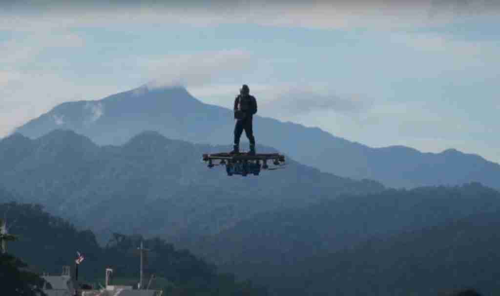 Inventor filipino faz voo de 2,89 km usando hoverboard