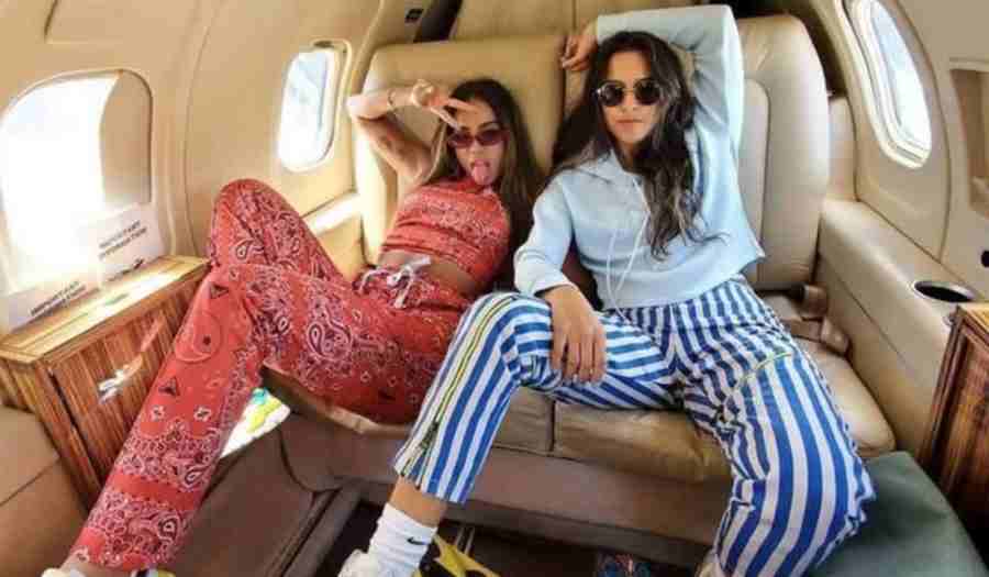 Anitta posa em jatinho com amiga: 'curtir uma noite de festa e voltar' (Foto: Reprodução/Instagram)