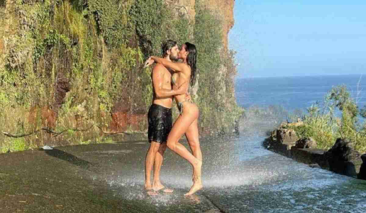 Daniel Rocha curte cachoeira com a namorada e posta semi nude (Foto: Reprodução/Instagram)