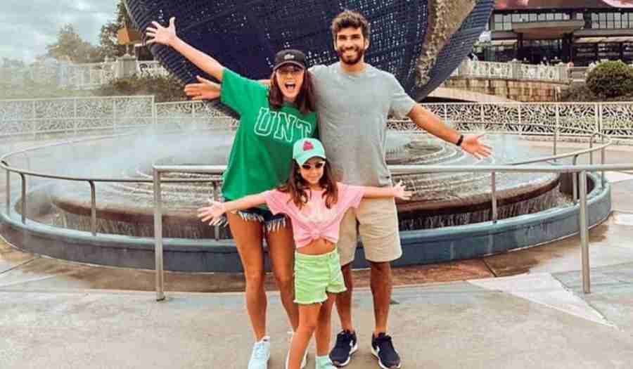 Deborah Secco curte parque em Orlando com marido e filha: 'feliz' (Foto: Reprodução/Instagram)