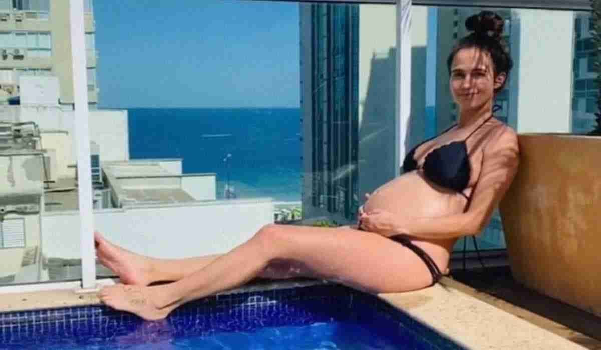 Nanda Costa exibe gravidez em clique curtindo dia de sol em piscina (Foto: Reprodução/Instagram)