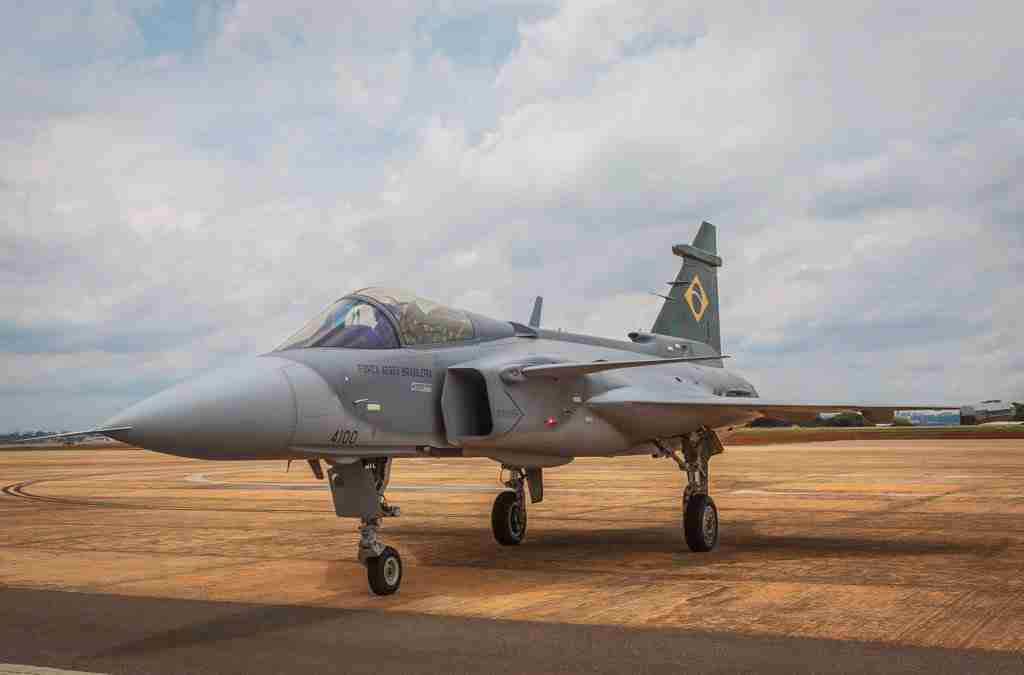 Saab Gripen E realiza teste de Water Spray no Brasil; veja o vídeo