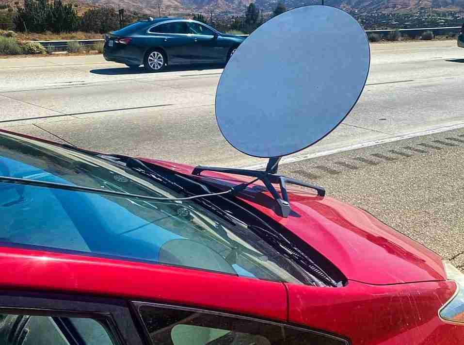 Polícia da Califórnia multa motorista de Toyota Prius com antena da Starlink no capô