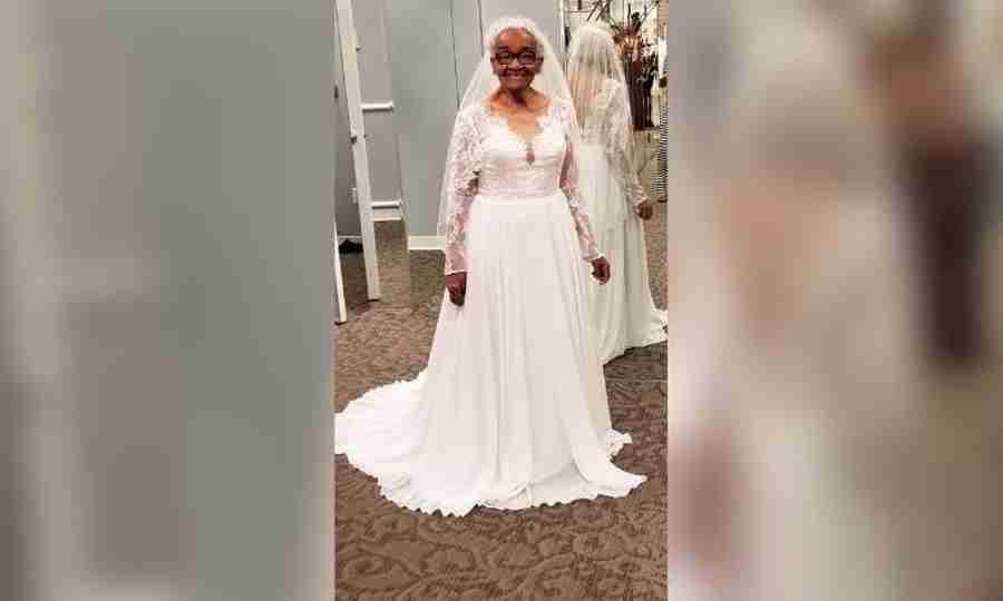 Aos 94 anos, mulher realiza sonho de usar vestido de noiva