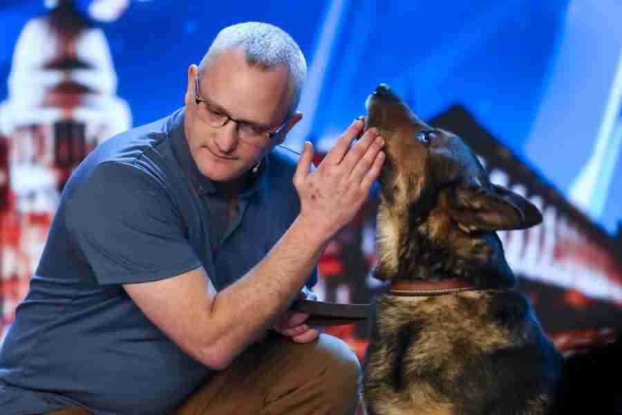 Cão policial provoca lágrimas em jurados, plateia e bastidores de programa