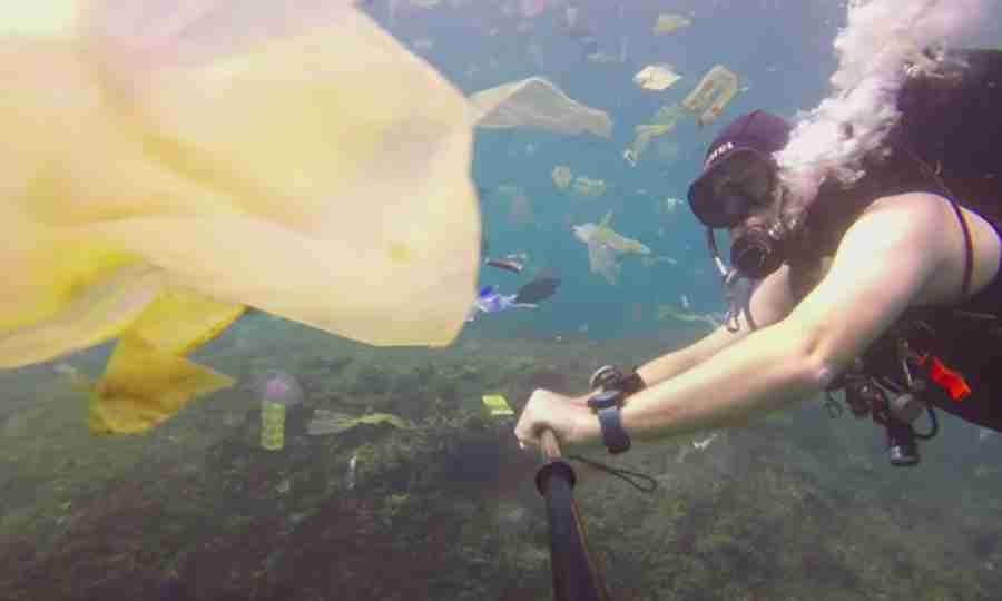 Mergulhador encara mar de lixo plástico nas águas de Bali